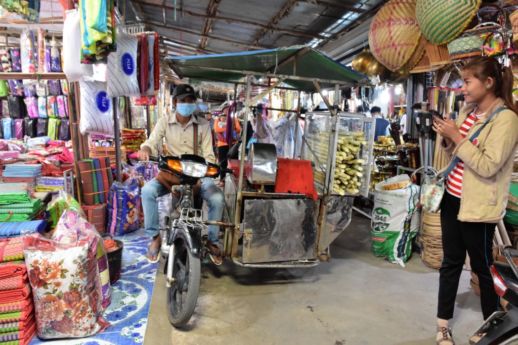 The sugar cane juice seller @ Chong Chom Border Market/Surin province